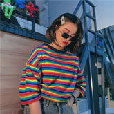 Camisa informal holgada con cuello redondo y rayas arcoíris